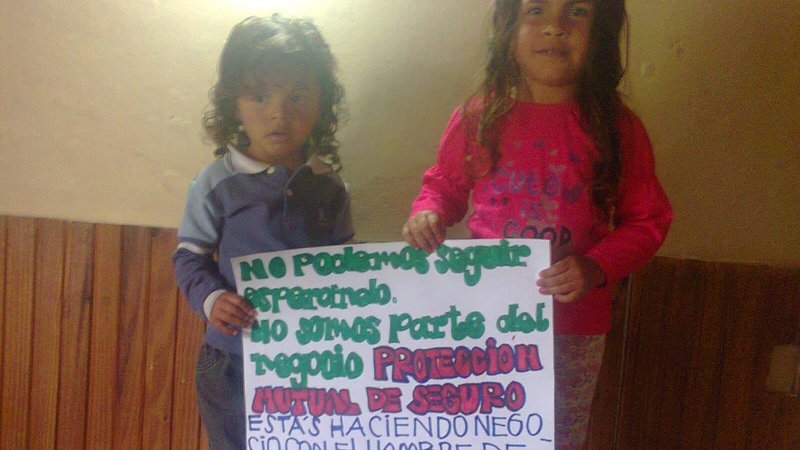 Campaña por el pago inmediato de la indemnización por muerte del padre de estos niños