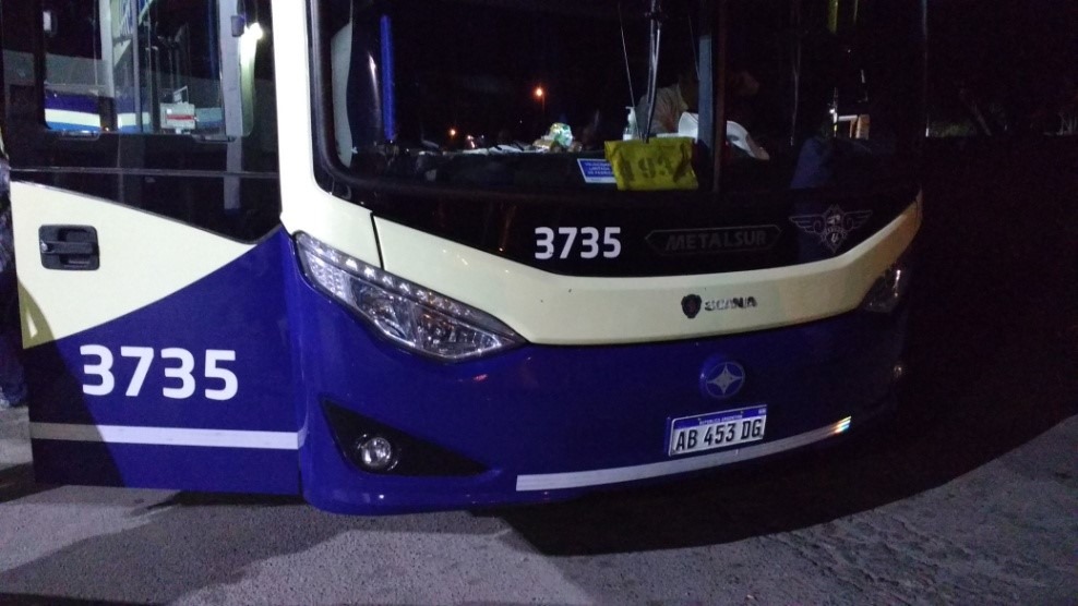 Usuarios del transporte Urquiza varados en la Ruta de Chilecito.
