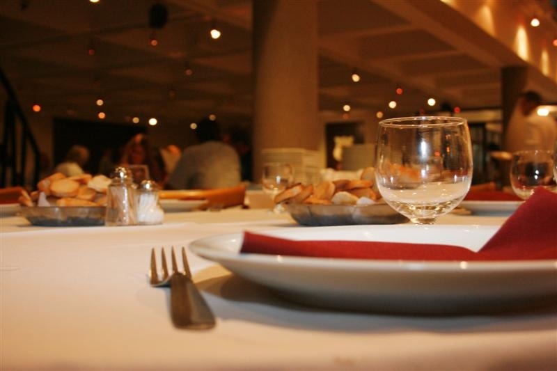 ATENCIÓN RESTAURANTES: El servicio de mesa y/o cubierto deberá ajustarse a la normativa consumeril